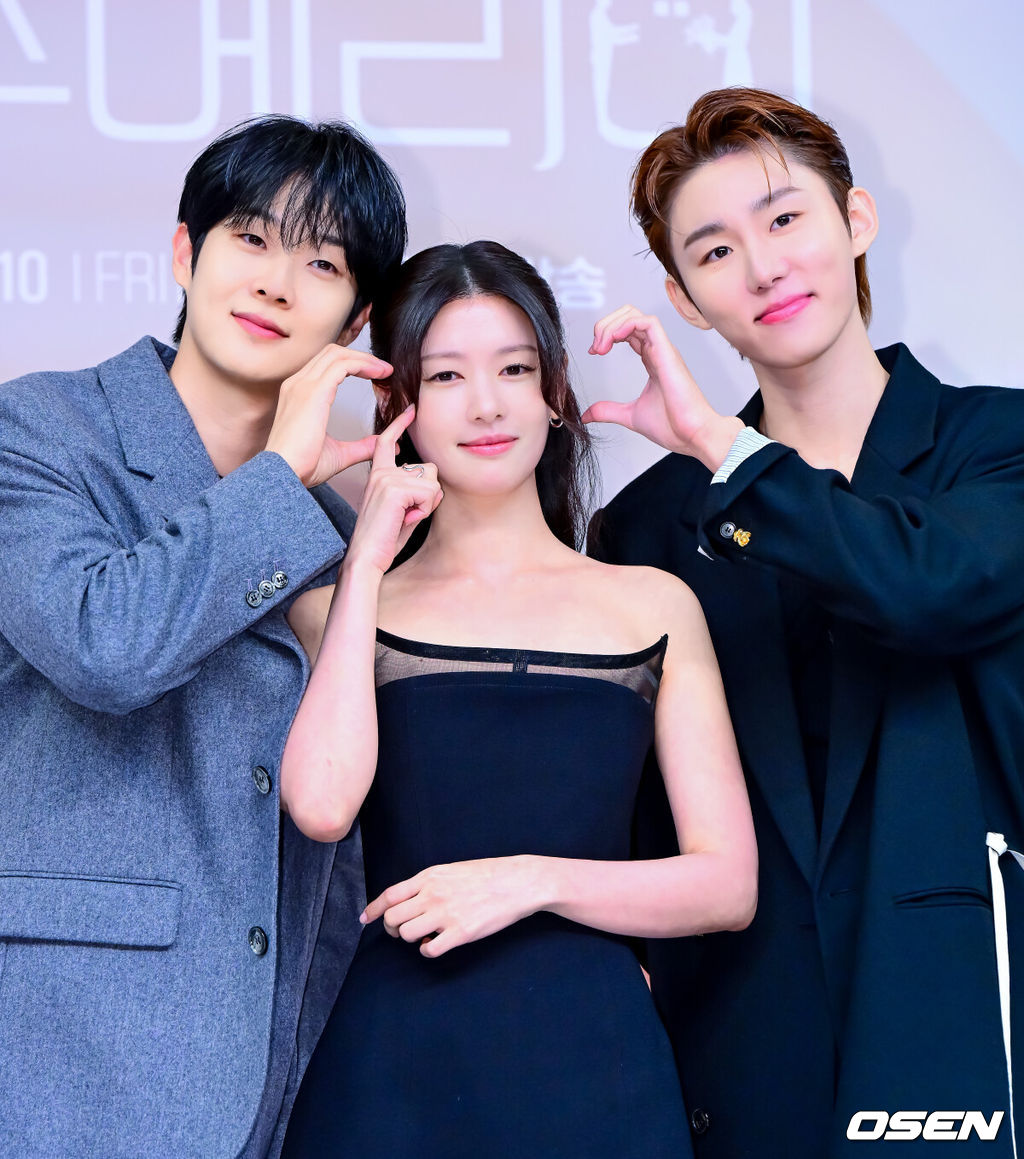 10일 오후 서울 양천구 목동 SBS에서 SBS 새 금토드라마 ‘우주메리미’ 제작발표회가 열렸다.‘우주메리미’는 최고급 신혼집 경품을 사수하려는 두 남녀의 달달살벌한 90일간의 위장 신혼기로, 믿고 보는 배우 최우식(김우주 역)과 로코 여신 정소민(유메리 역)이 만나 탄탄한 연기 시너지를 발휘할 작품으로 기대감을 높이고 있다.배우 최우식, 정소민, 서범준이 포토타임을 하고 있다. 2025.10.10 /jpnews@osen.co.kr