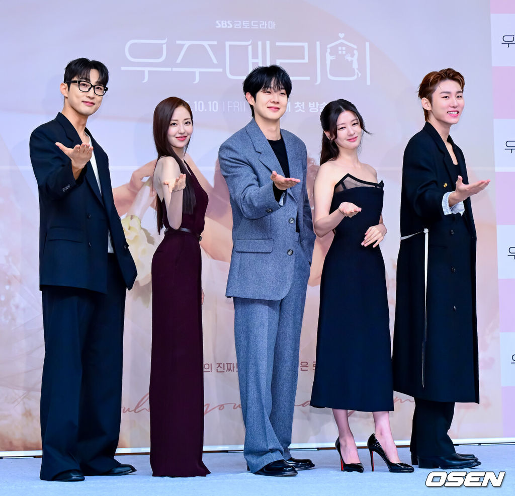 10일 오후 서울 양천구 목동 SBS에서 SBS 새 금토드라마 ‘우주메리미’ 제작발표회가 열렸다.‘우주메리미’는 최고급 신혼집 경품을 사수하려는 두 남녀의 달달살벌한 90일간의 위장 신혼기로, 믿고 보는 배우 최우식(김우주 역)과 로코 여신 정소민(유메리 역)이 만나 탄탄한 연기 시너지를 발휘할 작품으로 기대감을 높이고 있다.배우 배나라, 신슬기, 최우식, 정소민, 서범준이 포토타임을 하고 있다. 2025.10.10 /jpnews@osen.co.kr