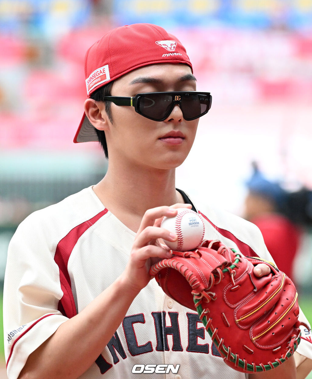 9일 인천 SSG랜더스필드에서 2025 신한 SOL뱅크 KBO리그 준플레이오프(5전 3선승제) 1차전 SSG 랜더스와 삼성 라이온즈의 경기가 열렸다.SSG은 화이트, 삼성은 최원태를 선발 투수로 내세웠다.경기에 앞서 배우 최현욱이 시구를 준비하고 있다. 2025.10.09 /sunday@osen.co.kr