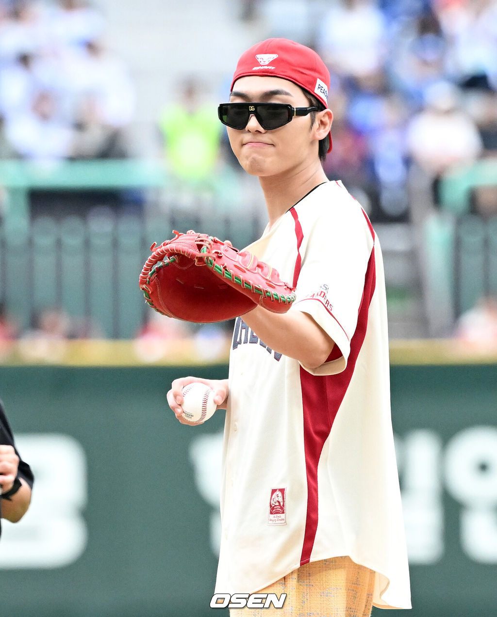 프로야구 삼성 라이온즈가 SSG 랜더스를 꺾고 준플레이오프(5전3선승제) 1차전을 승리했다. 삼성은 9일 인천 SSG랜더스필드에서 열린 SSG와 준플레이오프 1차전에서 5-2로 승리했다. 삼성은 플레이오프 진출 확률 85.3%를 거머쥐었다. 역대 34번 치러진 준플레이오프에서 1차전 승리 팀이 29차례 플레이오프에 진출했다. 경기에 앞서 배우 최현욱이 시구를 하고 있다. 2025.10.09 /sunday@osen.co.kr