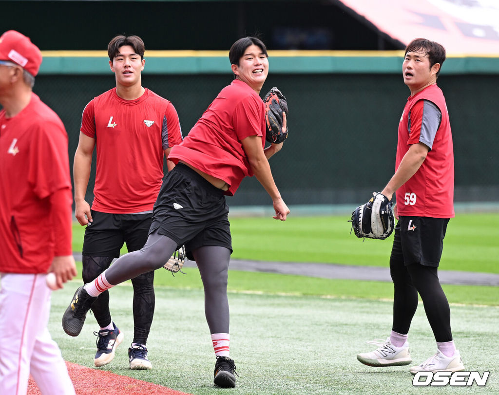 9일 인천 SSG랜더스필드에서 2025 신한 SOL뱅크 KBO리그 준플레이오프(5전 3선승제) 1차전 SSG 랜더스와 삼성 라이온즈의 경기가 열렸다.SSG은 화이트, 삼성은 최원태를 선발 투수로 내세웠다.경기에 앞서 SSG 이율예, 조형우, 이지영이 훈련을 하고 있다. 2025.10.09 /sunday@osen.co.kr