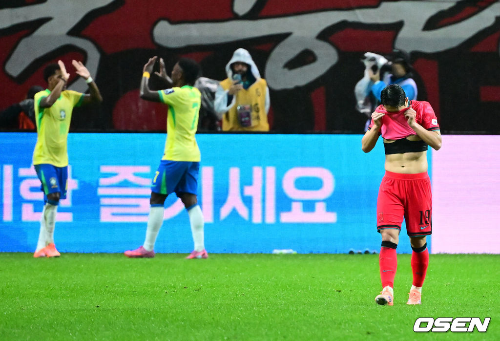 홍명보 감독이 이끄는 대한민국 대표팀은 10일 오후 서울월드컵경기장에서 '세계 최강' 브라질과 A매치 평가전을 가졌다.한국이 브라질을 상대로 마지막으로 웃은 건 1999년 3월 28일이었다. 당시 잠실에서 열린 친선경기에서 김도훈의 결승골로 1-0 승리를 거뒀다. 다만, 그 승리가 마지막이었다. 한국은 브라질을 상대로 1승 1무 8패에 그쳤다. 브라질과의 이번 경기는 단순한 친선전이 아닌, 2026 북중미 월드컵을 향한 본격적인 시험대다. 전반 한국 이강인이 브라질 호드리구 골에 아쉬워하고 있다. 2025.10.10 /jpnews@osen.co.kr