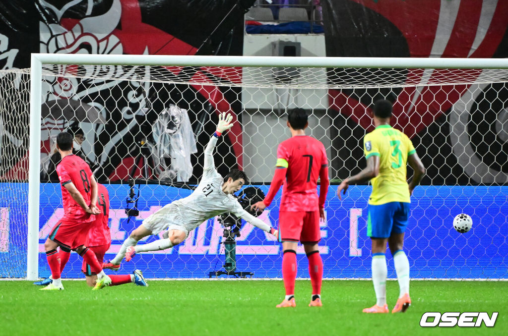 세계의 벽은 높았다. 결과는 0-5 대패였다.홍명보 감독이 이끄는 대한민국 남자 축구 국가대표팀은 10일 서울월드컵경기장에서 '세계 최강' 브라질을 상대로 A매치 평가전을 치러 이스테방(첼시)과 호드리구(레알 마드리드)에게 나란히 2골을 허용하면서 0-5로 대패했다.전반 한국 조현우가 브라질 호드리구에게 골을 허용하고 있다. 2025.10.10 /jpnews@osen.co.kr