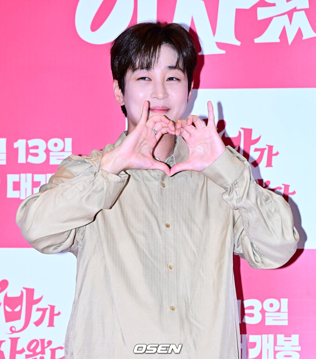 7일 오후 서울 용산구 CGV용산아이파크몰에서 영화 '악마가 이사왔다' 시사회 포토월 행사가 열렸다.‘악마가 이사왔다’는 새벽마다 악마로 깨어나는 선지(임윤아)를 감시하는 기상천외한 아르바이트에 휘말린 청년 백수 길구(안보현)의 고군분투를 담은 악마 들린 코미디다 영화다. 가수 딘딘이 포즈를 취하고 있다. 2025.08.07 / jpnews@osen.co.kr