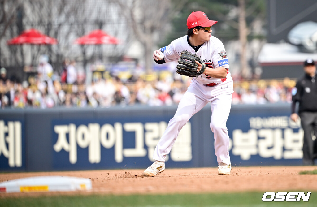 송구하는 윤도현./OSEN DB