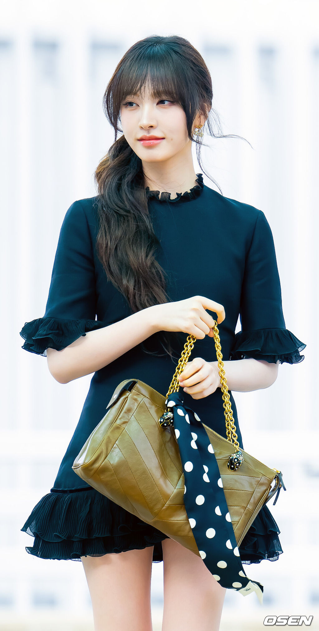 아이브 리즈, 레이가 3일 인천국제공항을 통해 해외 일정 차 프랑스 파리로 출국했다.아이브(IVE) 리즈, 레이는 이날 프랑스 파리에서 파리패션위크 일정을 소화할 예정이다.아이브 리즈가 출국장으로 향하고 있다. 2025.10.03 /rumi@osen.co.kr