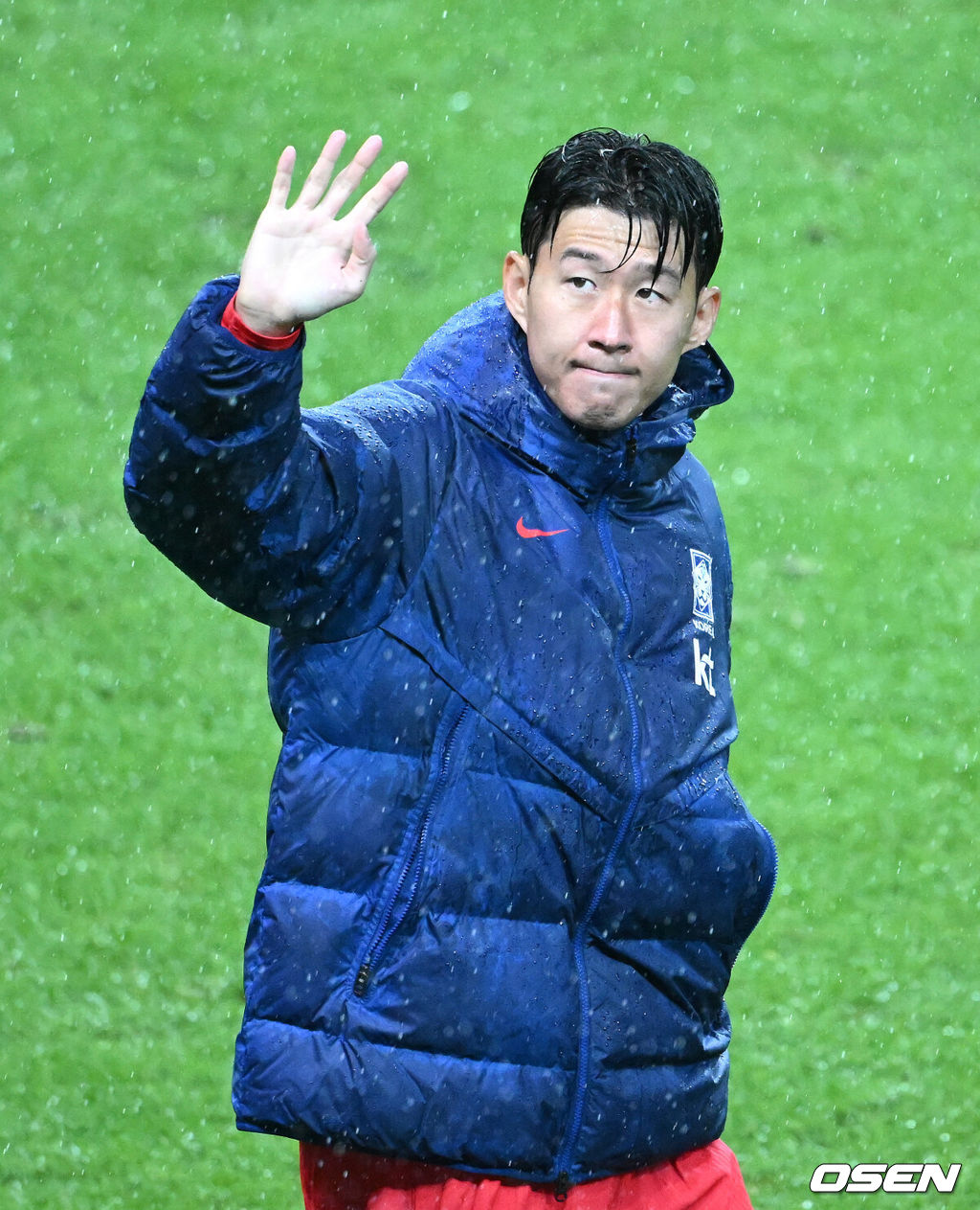 홍명보 감독이 이끄는 대한민국 남자 축구 국가대표팀은 10일 서울월드컵경기장에서 '세계 최강' 브라질을 상대로 A매치 평가전을 치러 이스테방(첼시)과 호드리구(레알 마드리드)에게 나란히 2골을 허용하면서 0-5로 대패했다.한국은 1999년 이후 26년 만에 브라질전 승리를 노렸지만 아무런 저항도 하지 못하면서 무산됐다.경기 종료 후 한국 손흥민이 관중석을 향해 인사를 하고 있다. 2025.10.10 /sunday@osen.co.kr