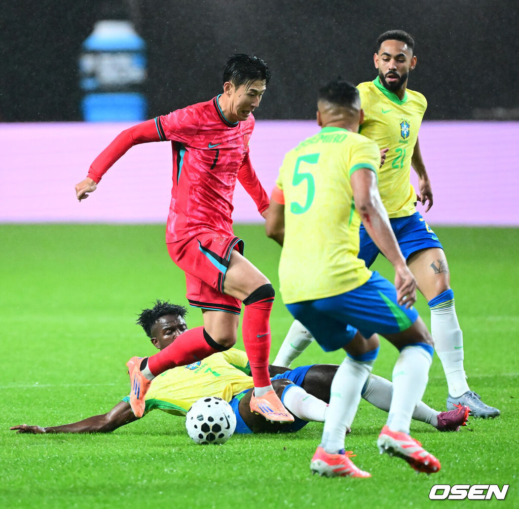 세계의 벽은 높았다. 결과는 0-5 대패였다.홍명보 감독이 이끄는 대한민국 남자 축구 국가대표팀은 10일 서울월드컵경기장에서 '세계 최강' 브라질을 상대로 A매치 평가전을 치러 이스테방(첼시)과 호드리구(레알 마드리드)에게 나란히 2골을 허용하면서 0-5로 대패했다.전반 한국 손흥민이 브라질 비니시우스 주니오르의 태클에 볼을 빼앗기고 있다. 2025.10.10 /jpnews@osen.co.kr