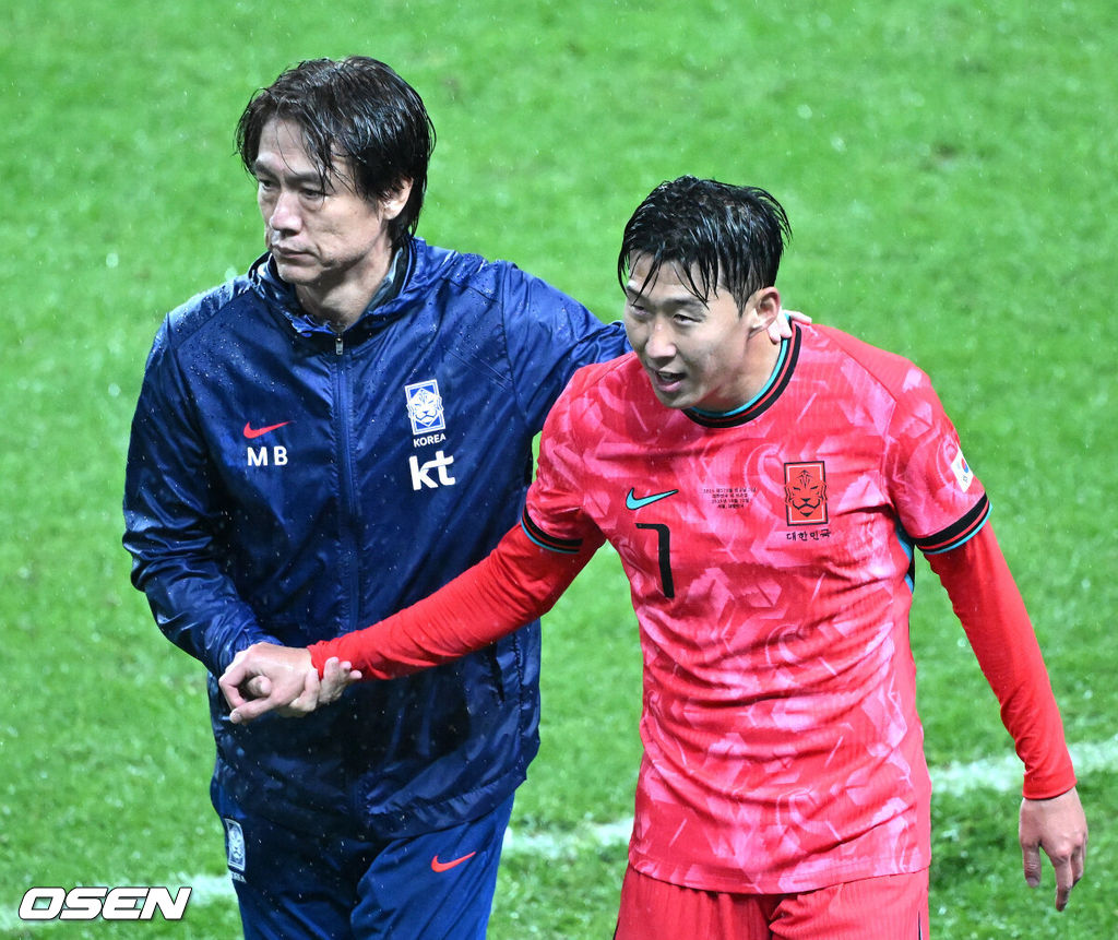 홍명보 감독이 이끄는 대한민국 대표팀은 10일 오후 서울월드컵경기장에서 '세계 최강' 브라질과 A매치 평가전을 가졌다.한국이 브라질을 상대로 마지막으로 웃은 건 1999년 3월 28일이었다. 당시 잠실에서 열린 친선경기에서 김도훈의 결승골로 1-0 승리를 거뒀다. 다만, 그 승리가 마지막이었다. 한국은 브라질을 상대로 1승 1무 8패에 그쳤다. 브라질과의 이번 경기는 단순한 친선전이 아닌, 2026 북중미 월드컵을 향한 본격적인 시험대다. 후반 한국 손흥민이 교체되며 홍명보 감독과 인사를 나누고 있다. 2025.10.10 /sunday@osen.co.kr