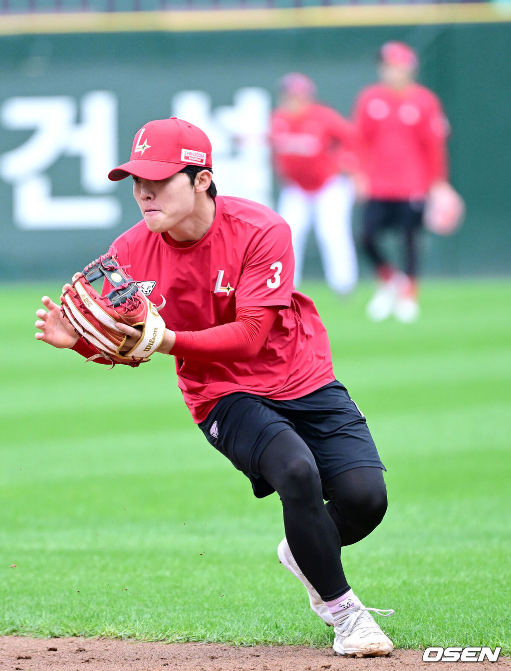11일 인천 SSG랜더스필드에서 ‘2025 신한 SOL뱅크 KBO리그’ 준플레이오프(5전 3선승제) 2차전 SSG 랜더스와 삼성 라이온즈의 경기가 열린다.SSG는 김건우, 삼성은 헤르손 가라비토를 선발 투수로 내세운다.경기를 앞두고 SSG 정준재가 수비 훈련을 펼치고 있다. 2025.10.11 / dreamer@osen.co.kr