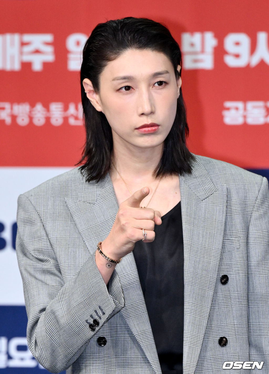 MBC 새 예능 ‘신인감독 김연경’ 제작발표회가 24일 서울 마포구 상암 MBC 골든마우스홀에서 열렸다.오는 28일 첫 방송하는 MBC 새 예능 프로그램 ‘신인감독 김연경’은 신인감독으로 돌아온 배구계의 전설 배구 황제 김연경의 구단 창설 프로젝트다.전 배구선수 김연경이 포즈를 취하고 있다. 2025.09.24 /cej@osen.co.kr