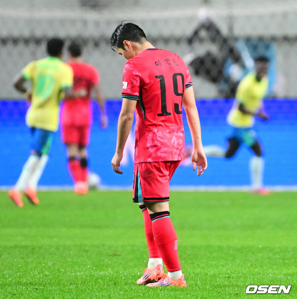 세계의 벽은 높았다. 결과는 0-5 대패였다.홍명보 감독이 이끄는 대한민국 남자 축구 국가대표팀은 10일 서울월드컵경기장에서 '세계 최강' 브라질을 상대로 A매치 평가전을 치러 이스테방(첼시)과 호드리구(레알 마드리드)에게 나란히 2골을 허용하면서 0-5로 대패했다.후반 한국 이강인이 브라질 비니시우스 주니오르의 골에 아쉬워하고 있다. 2025.10.10 /jpnews@osen.co.kr