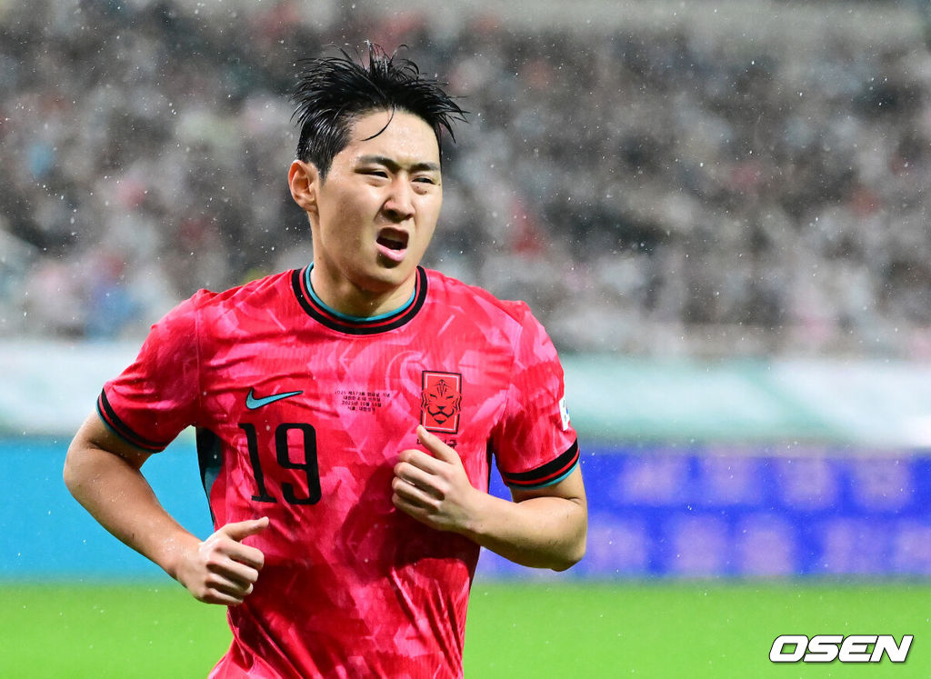 세계의 벽은 높았다. 결과는 0-5 대패였다.홍명보 감독이 이끄는 대한민국 남자 축구 국가대표팀은 10일 서울월드컵경기장에서 '세계 최강' 브라질을 상대로 A매치 평가전을 치러 이스테방(첼시)과 호드리구(레알 마드리드)에게 나란히 2골을 허용하면서 0-5로 대패했다.후반 한국 이강인이 코너킥을 준비하고 있다. 2025.10.10 /jpnews@osen.co.kr