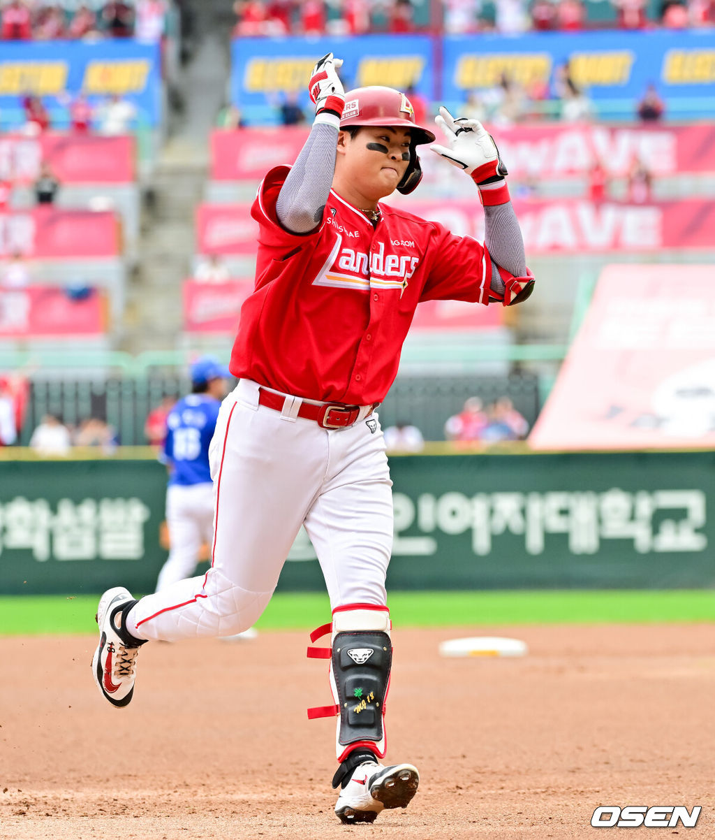11일 인천 SSG랜더스필드에서 ‘2025 신한 SOL뱅크 KBO리그’ 준플레이오프(5전 3선승제) 2차전 SSG 랜더스와 삼성 라이온즈의 경기가 열렸다.SSG는 김건우, 삼성은 헤르손 가라비토를 선발 투수로 내세웠다.2회말 1사 SSG 고명준이 선취 솔로홈런을 날리고 베이스를 돌고 있다. 2025.10.11 / soul1014@osen.co.kr
