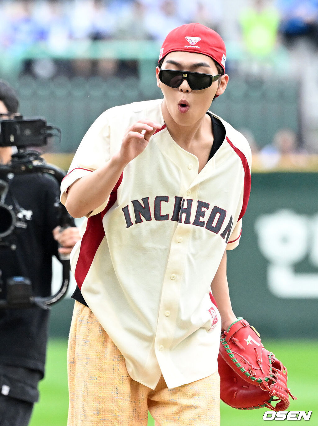 프로야구 삼성 라이온즈가 SSG 랜더스를 꺾고 준플레이오프(5전3선승제) 1차전을 승리했다. 삼성은 9일 인천 SSG랜더스필드에서 열린 SSG와 준플레이오프 1차전에서 5-2로 승리했다. 삼성은 플레이오프 진출 확률 85.3%를 거머쥐었다. 역대 34번 치러진 준플레이오프에서 1차전 승리 팀이 29차례 플레이오프에 진출했다. 경기에 앞서 배우 최현욱이 시구를 하고 있다. 2025.10.09 /sunday@osen.co.kr