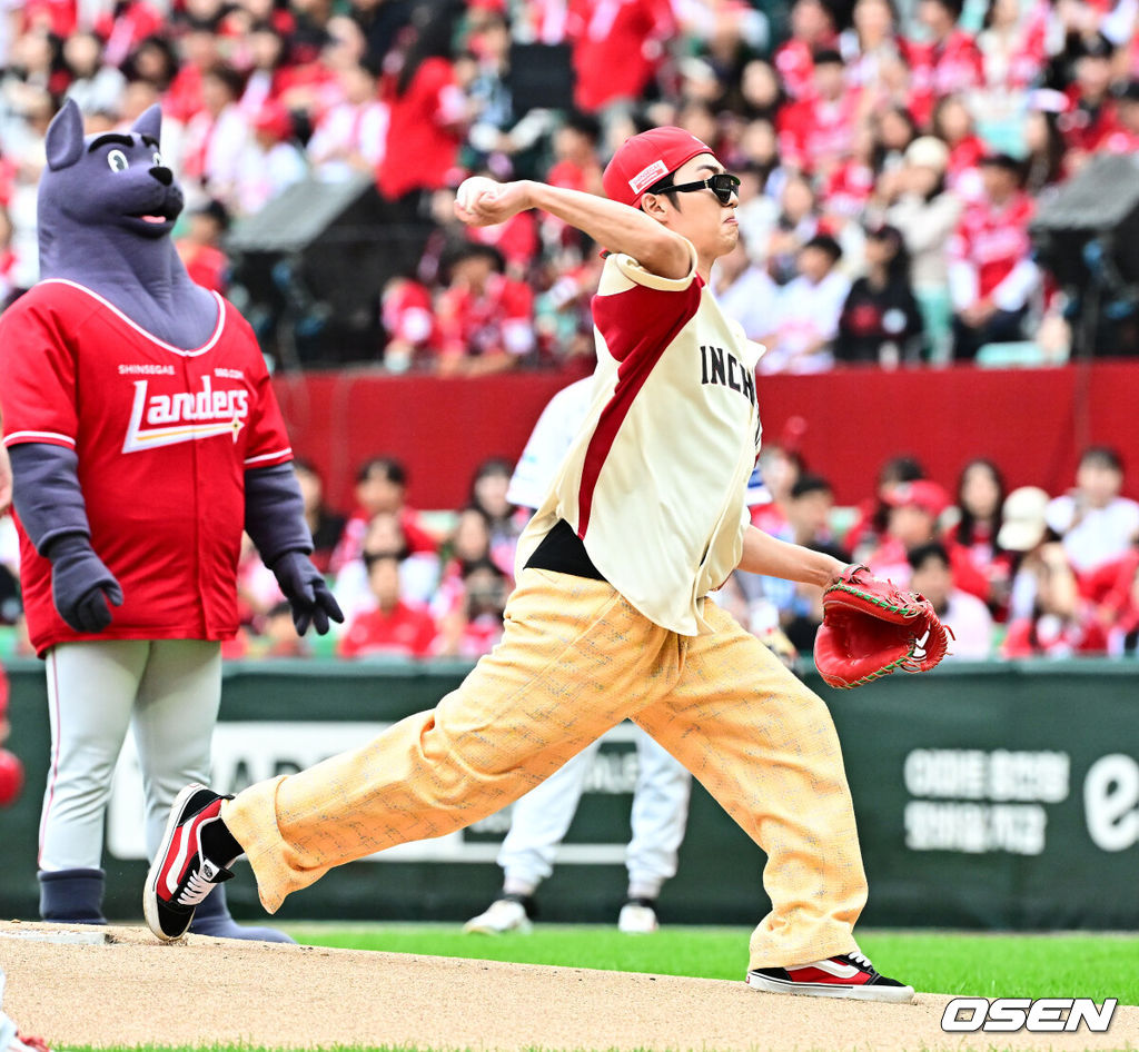 프로야구 삼성 라이온즈가 SSG 랜더스를 꺾고 준플레이오프(5전3선승제) 1차전을 승리했다. 삼성은 9일 인천 SSG랜더스필드에서 열린 SSG와 준플레이오프 1차전에서 5-2로 승리했다. 삼성은 플레이오프 진출 확률 85.3%를 거머쥐었다. 역대 34번 치러진 준플레이오프에서 1차전 승리 팀이 29차례 플레이오프에 진출했다. 삼성 선발투수 최원태는 6이닝 2피안타 1볼넷 8탈삼진 무실점으로 승리 투수가 됐다. 포스트시즌 19경기 만에 첫 승리였다. 이재현이 역대 포스트시즌 최초로 1회 선두타자 초구 홈런 진기록을 세웠다. 김영웅이 투런 홈런을 터드렸고, 디아즈는 3안타 1타점을 기록했다. SSG 선발투수 화이트는 2이닝 6피안타(2피홈런) 3볼넷 3실점으로 조기 강판됐다. 고명준이 투런 홈런을 기록했다. 경기에 앞서 배우 최현욱이 시구를 하고 있다. 2025.10.09 /jpnews@osen.co.kr