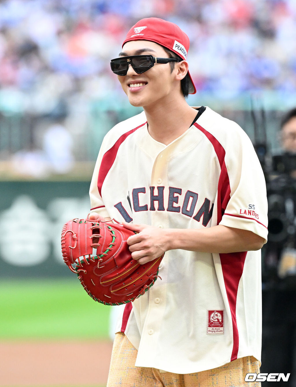 프로야구 삼성 라이온즈가 SSG 랜더스를 꺾고 준플레이오프(5전3선승제) 1차전을 승리했다. 삼성은 9일 인천 SSG랜더스필드에서 열린 SSG와 준플레이오프 1차전에서 5-2로 승리했다. 삼성은 플레이오프 진출 확률 85.3%를 거머쥐었다. 역대 34번 치러진 준플레이오프에서 1차전 승리 팀이 29차례 플레이오프에 진출했다. 경기에 앞서 배우 최현욱이 시구를 하고 있다. 2025.10.09 /sunday@osen.co.kr