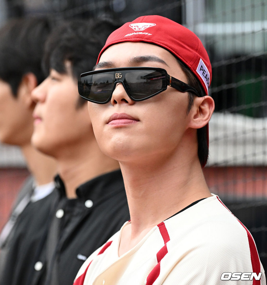 9일 인천 SSG랜더스필드에서 2025 신한 SOL뱅크 KBO리그 준플레이오프(5전 3선승제) 1차전 SSG 랜더스와 삼성 라이온즈의 경기가 열렸다.SSG은 화이트, 삼성은 최원태를 선발 투수로 내세웠다.경기에 앞서 배우 최현욱이 시구를 준비하고 있다. 2025.10.09 /sunday@osen.co.kr