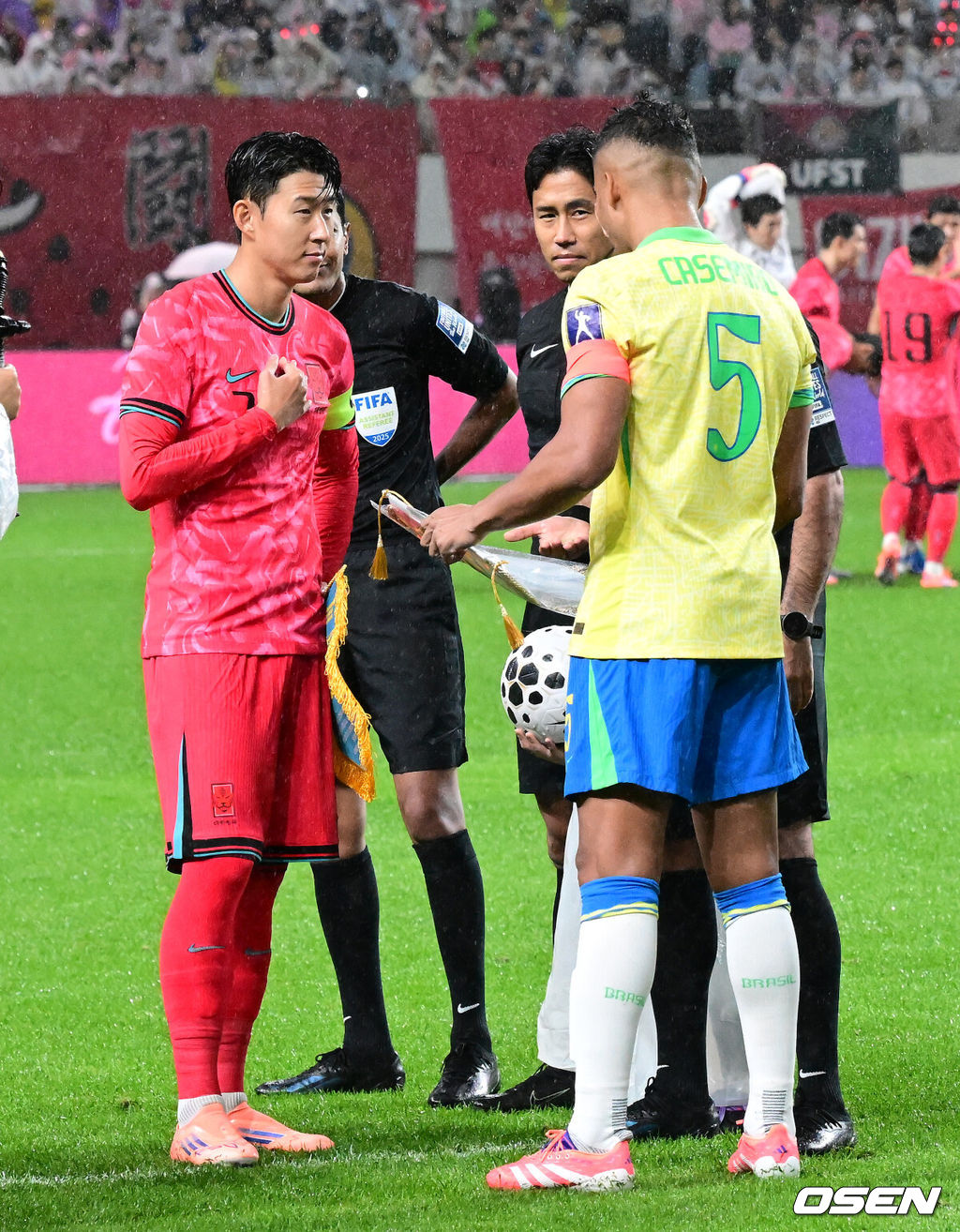 세계의 벽은 높았다. 결과는 0-5 대패였다.홍명보 감독이 이끄는 대한민국 남자 축구 국가대표팀은 10일 서울월드컵경기장에서 '세계 최강' 브라질을 상대로 A매치 평가전을 치러 이스테방(첼시)과 호드리구(레알 마드리드)에게 나란히 2골을 허용하면서 0-5로 대패했다.한국 손흥민이 선발 출전하며 대한민국 남자 축구대표팀 최다 출장 기록을 새로 썼다. A매치 통산 출전 수는 137경기.경기에 앞서 한국 손흥민과 브라질 카세미루가 진영을 선택하고 있다. 2025.10.10 /jpnews@osen.co.kr