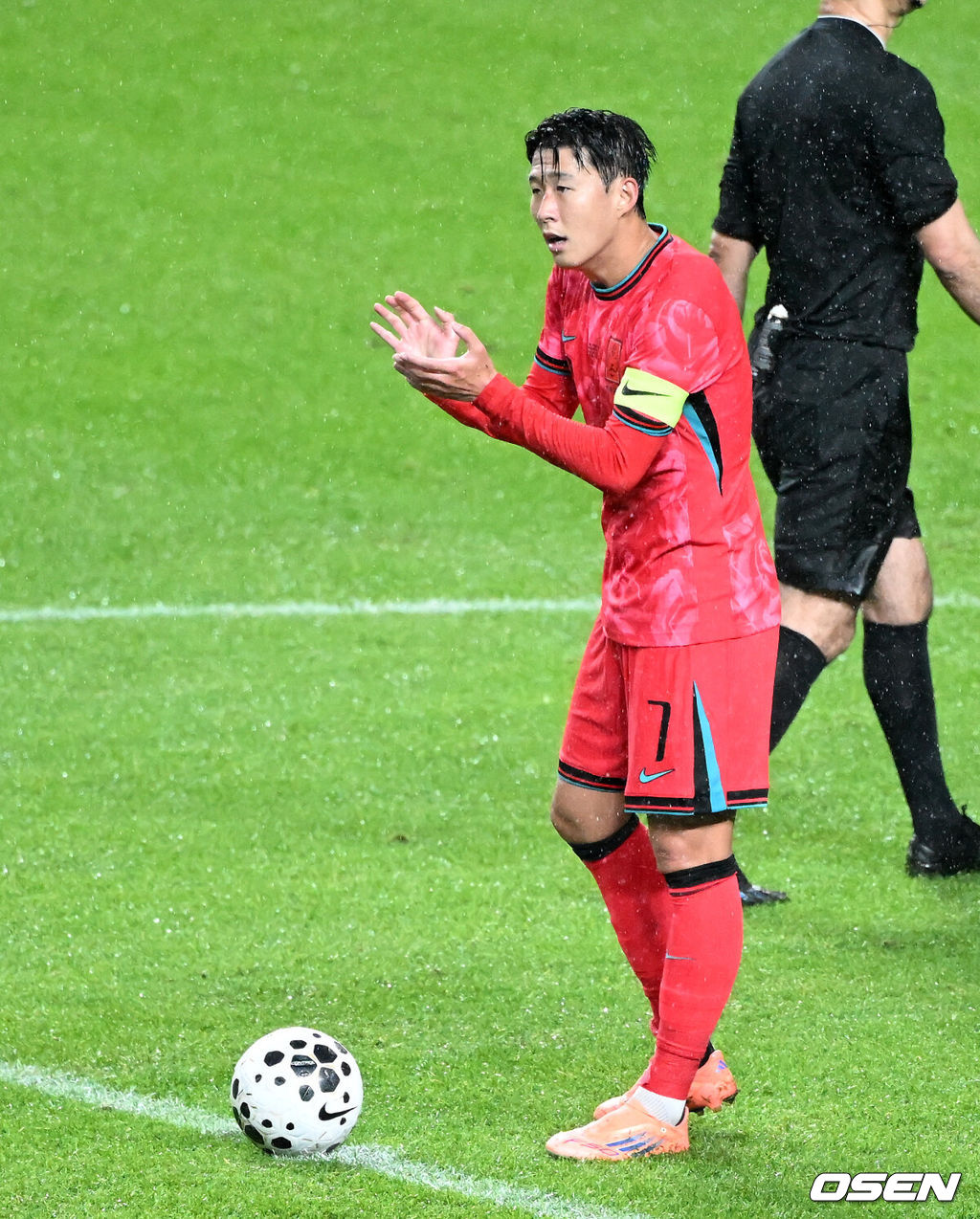 홍명보 감독이 이끄는 대한민국 남자 축구 국가대표팀은 10일 서울월드컵경기장에서 '세계 최강' 브라질을 상대로 A매치 평가전을 치러 이스테방(첼시)과 호드리구(레알 마드리드)에게 나란히 2골을 허용하면서 0-5로 대패했다.한국은 1999년 이후 26년 만에 브라질전 승리를 노렸지만 아무런 저항도 하지 못하면서 무산됐다.전반 한국 손흥민이 실점 후 선수들을 격려하고 있다. 2025.10.10 /sunday@osen.co.kr