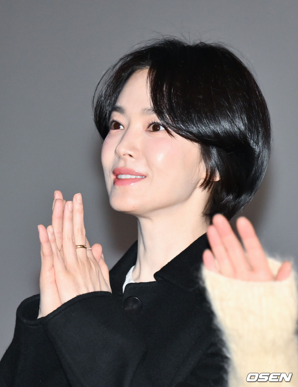 영화 ‘검은 수녀들’ 무대인사가 28일 오후 서울 동대문구 롯데시네마 청량리에서 진행됐다.영화 '검은 수녀들'은 장재현 감독의 영화 '검은 사제들'의 스핀오프로, 강력한 악령에 사로잡힌 소년을 구하기 위해 금지된 의식에 나서는 수녀들의 이야기를 그린 작품이다.배우 송혜교가 관객과의 만남을 갖고 있다. 2025.01.28 /cej@osen.co.kr