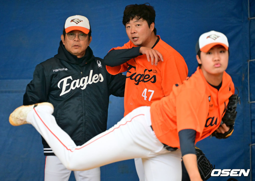 한화 김범수가 불펜피칭을 마친 뒤 양상문 코치와 대화하고 있다. 2025.02.21 /cej@osen.co.kr