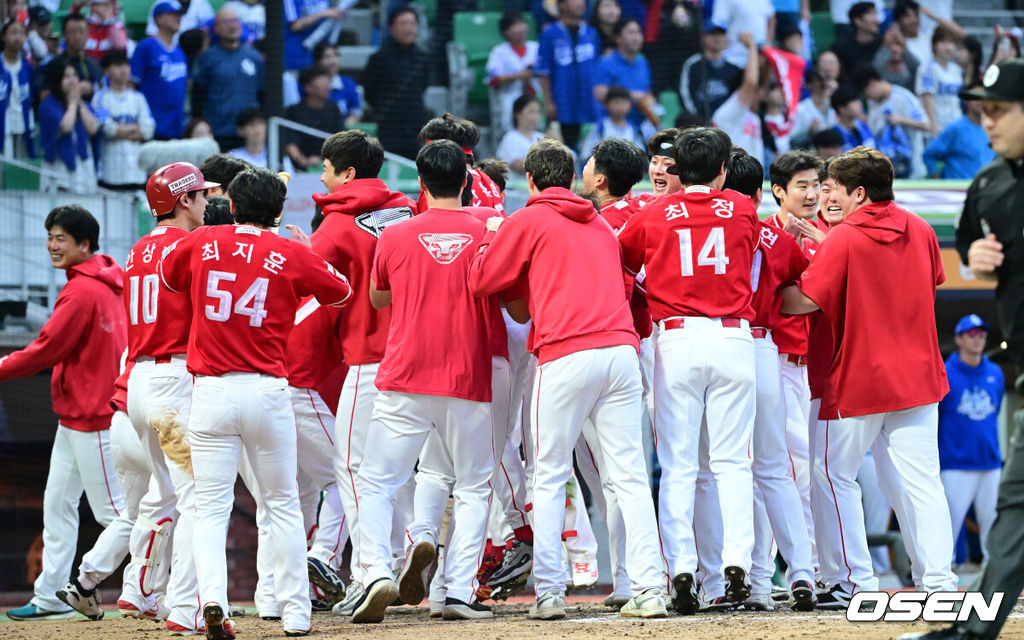 SSG 랜더스가 9회말 김성욱의 극적인 끝내기홈런을 앞세워 1차전 패배를 설욕했다.프로야구 SSG 랜더스는 11일 인천SSG랜더스필드에서 열린 2025 신한 SOL KBO 준플레이오프(5전 3선승제) 2차전에서 4-3 끝내기 승리를 거뒀다.끝내기 솔로포를 뽑아낸 SSG 김성욱이 홈을 밟을 때 동료들이 그라운드로 나서며 기뻐하고 있다. 2025.10.11 / dreamer@osen.co.kr
