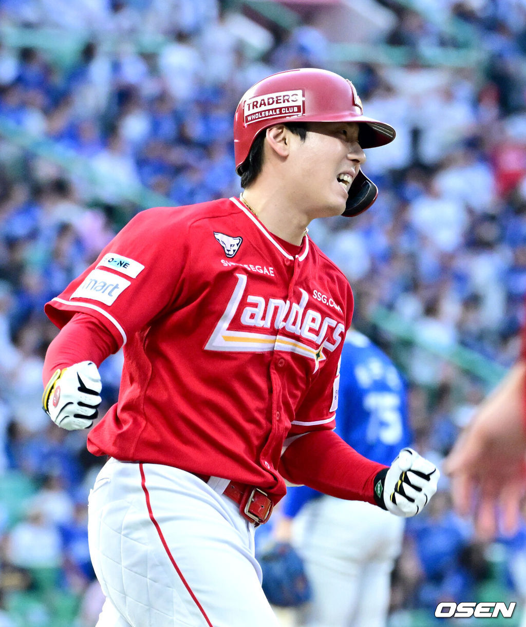 SSG 랜더스가 9회말 김성욱의 극적인 끝내기홈런을 앞세워 1차전 패배를 설욕했다.프로야구 SSG 랜더스는 11일 인천SSG랜더스필드에서 열린 2025 신한 SOL KBO 준플레이오프(5전 3선승제) 2차전에서 4-3 끝내기 승리를 거뒀다.9회말 1사 주자없는 상황 SSG 김성욱이 끝내기 좌월 솔로포를 뽑아낸 SSG 김성욱이 그라운드를 돌며 기뻐하고 있다. 2025.10.11 / dreamer@osen.co.kr