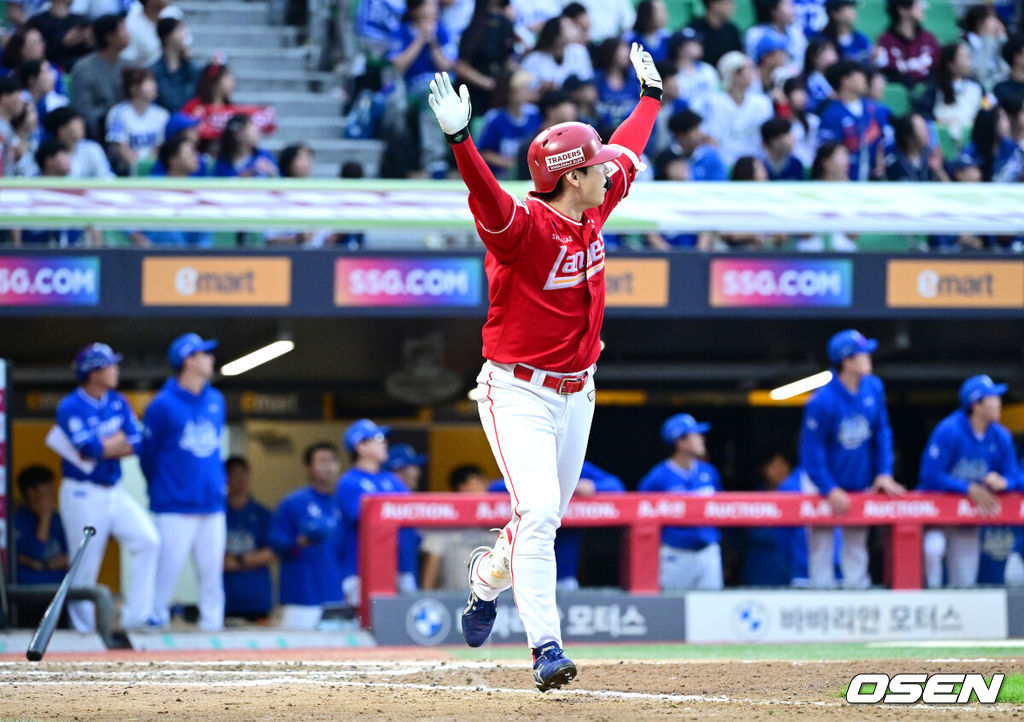 SSG 랜더스가 9회말 김성욱의 극적인 끝내기홈런을 앞세워 1차전 패배를 설욕했다.프로야구 SSG 랜더스는 11일 인천SSG랜더스필드에서 열린 2025 신한 SOL KBO 준플레이오프(5전 3선승제) 2차전에서 4-3 끝내기 승리를 거뒀다.9회말 1사 주자없는 상황 SSG 김성욱이 삼성 투수 후라도를 상대로 끝내기 좌월 솔로포를 날리고 타구를 바라보며 기뻐하고 있다. 2025.10.11 / dreamer@osen.co.kr