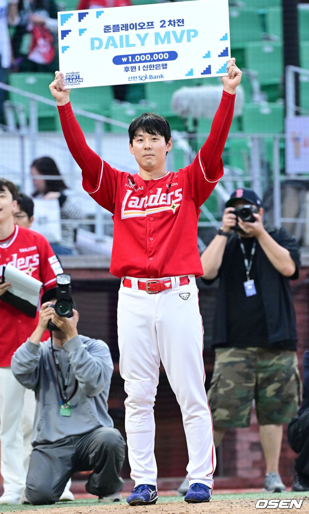 SSG 랜더스가 9회말 김성욱의 극적인 끝내기홈런을 앞세워 1차전 패배를 설욕했다.프로야구 SSG 랜더스는 11일 인천SSG랜더스필드에서 열린 2025 신한 SOL KBO 준플레이오프(5전 3선승제) 2차전에서 4-3 끝내기 승리를 거뒀다.9회말 1사 주자없는 상황 끝내기 좌월 솔로포를 뽑아낸 SSG 김성욱이 준플레이오프 2차전 데일리 MVP로 선정된 뒤 포즈를 취하고 있다. 2025.10.11 / dreamer@osen.co.kr