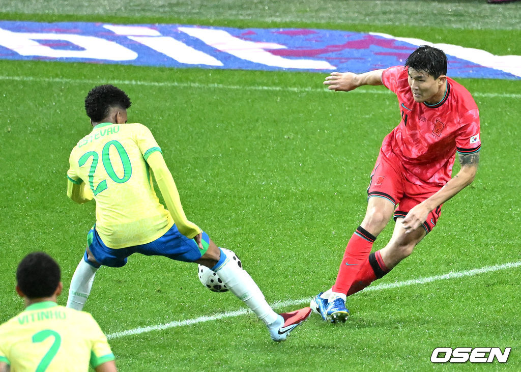 홍명보 감독이 이끄는 대한민국 남자 축구 국가대표팀은 10일 서울월드컵경기장에서 '세계 최강' 브라질을 상대로 A매치 평가전을 치러 이스테방(첼시)과 호드리구(레알 마드리드)에게 나란히 2골을 허용하면서 0-5로 대패했다.한국은 1999년 이후 26년 만에 브라질전 승리를 노렸지만 아무런 저항도 하지 못하면서 무산됐다.후반 한국 김민재가 이스테방에게 볼을 뺏기고 있다. 2025.10.10 /sunday@osen.co.kr
