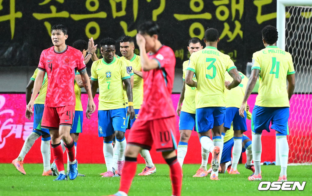 세계의 벽은 높았다. 결과는 0-5 대패였다.홍명보 감독이 이끄는 대한민국 남자 축구 국가대표팀은 10일 서울월드컵경기장에서 '세계 최강' 브라질을 상대로 A매치 평가전을 치러 이스테방(첼시)과 호드리구(레알 마드리드)에게 나란히 2골을 허용하면서 0-5로 대패했다.후반 한국 김민재가 페널티 박스 안에서 브라질 이스테방에 볼을 빼앗기며 실점을 허용, 아쉬워하고 있다. 2025.10.10 /jpnews@osen.co.kr