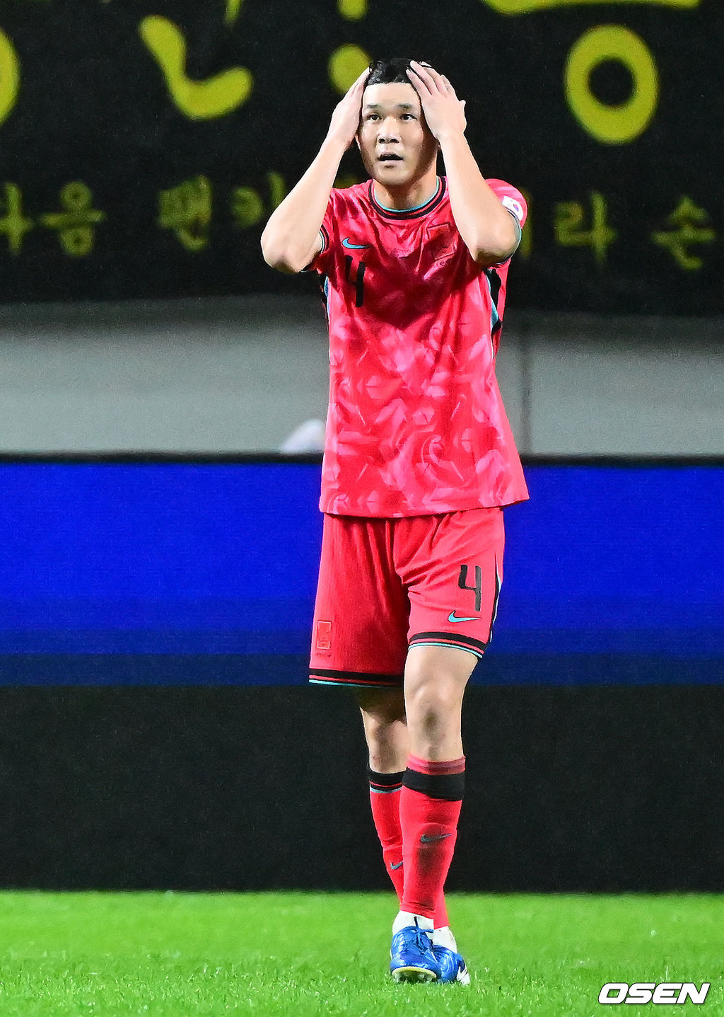 세계의 벽은 높았다. 결과는 0-5 대패였다.홍명보 감독이 이끄는 대한민국 남자 축구 국가대표팀은 10일 서울월드컵경기장에서 '세계 최강' 브라질을 상대로 A매치 평가전을 치러 이스테방(첼시)과 호드리구(레알 마드리드)에게 나란히 2골을 허용하면서 0-5로 대패했다.후반 한국 김민재가 브라질 호드리구에 골을 허용하며 아쉬워하고 있다. 2025.10.10 /jpnews@osen.co.kr