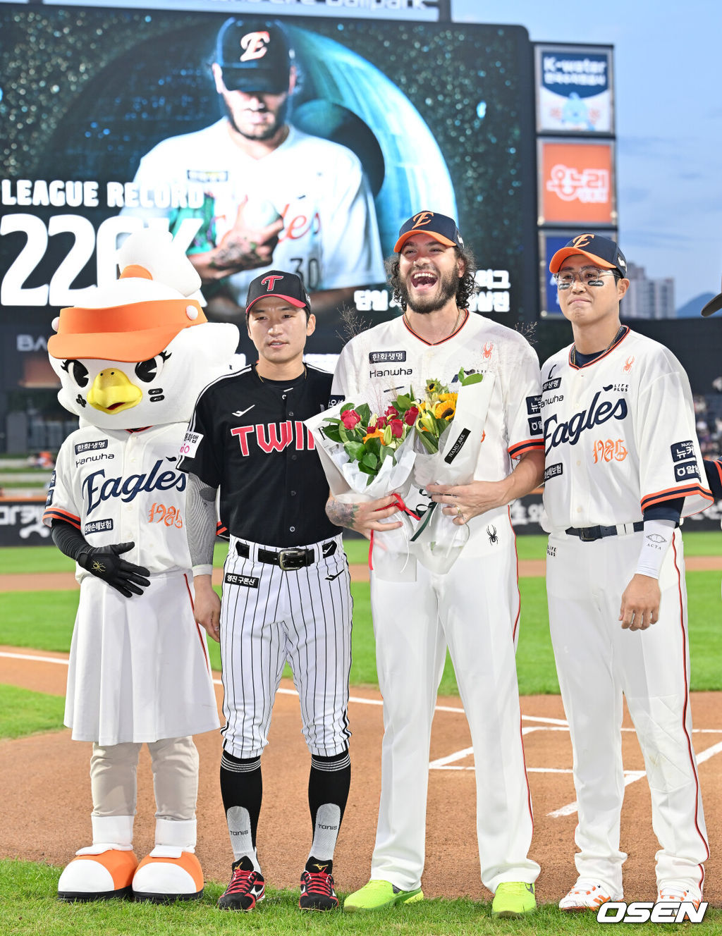 KBO 단일 시즌 최다 탈삼진 기록을 세운 한화 코디 폰세(가운데)가 LG 주장 박해민(왼쪽), 한화 주장 최은성과 함께 포토타임을 갖고 있다. 2025.09.26 /rumi@osen.co.kr