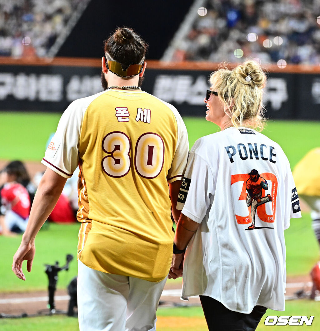한화 코디 폰세(왼쪽)가 아내와 함께 올스타전 축하 무대를 즐기고 있다. 2025.07.12 / jpnews@osen.co.kr