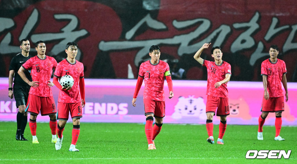 세계의 벽은 높았다. 결과는 0-5 대패였다.홍명보 감독이 이끄는 대한민국 남자 축구 국가대표팀은 10일 서울월드컵경기장에서 '세계 최강' 브라질을 상대로 A매치 평가전을 치러 이스테방(첼시)과 호드리구(레알 마드리드)에게 나란히 2골을 허용하면서 0-5로 대패했다.한국 손흥민이 선발 출전하며 대한민국 남자 축구대표팀 최다 출장 기록을 새로 썼다. A매치 통산 출전 수는 137경기.전반 브라질 이스테방에 선제골을 허용한 한국 선수들이 아쉬워하고 있다. 2025.10.10 /jpnews@osen.co.kr