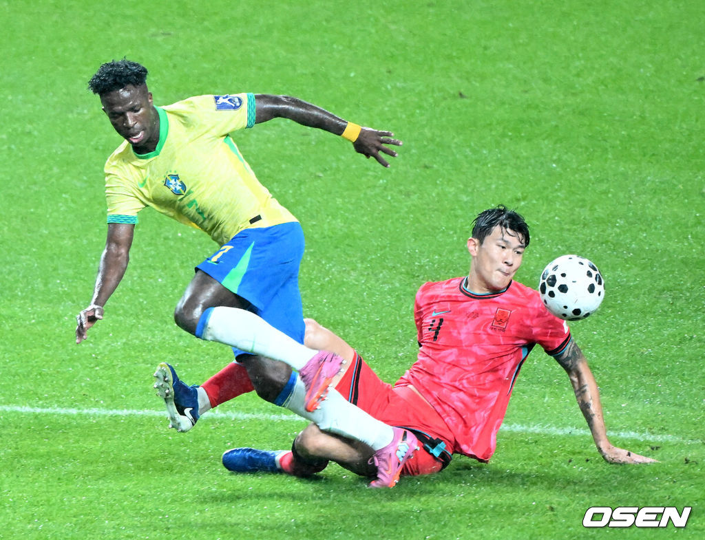 홍명보 감독이 이끄는 대한민국 남자 축구 국가대표팀은 10일 서울월드컵경기장에서 '세계 최강' 브라질을 상대로 A매치 평가전을 치러 이스테방(첼시)과 호드리구(레알 마드리드)에게 나란히 2골을 허용하면서 0-5로 대패했다.한국은 1999년 이후 26년 만에 브라질전 승리를 노렸지만 아무런 저항도 하지 못하면서 무산됐다.전반 한국 김민재가 수비를 하고 있다. 2025.10.10 /sunday@osen.co.kr