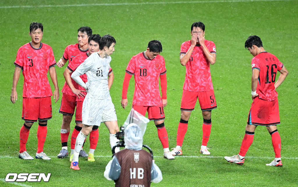 홍명보 감독이 이끄는 대한민국 남자 축구 국가대표팀은 10일 서울월드컵경기장에서 '세계 최강' 브라질을 상대로 A매치 평가전을 치러 이스테방(첼시)과 호드리구(레알 마드리드)에게 나란히 2골을 허용하면서 0-5로 대패했다.한국은 1999년 이후 26년 만에 브라질전 승리를 노렸지만 아무런 저항도 하지 못하면서 무산됐다.경기 종료 후 한국 선수들이 패배에 아쉬워하고 있다. 2025.10.10 /sunday@osen.co.kr