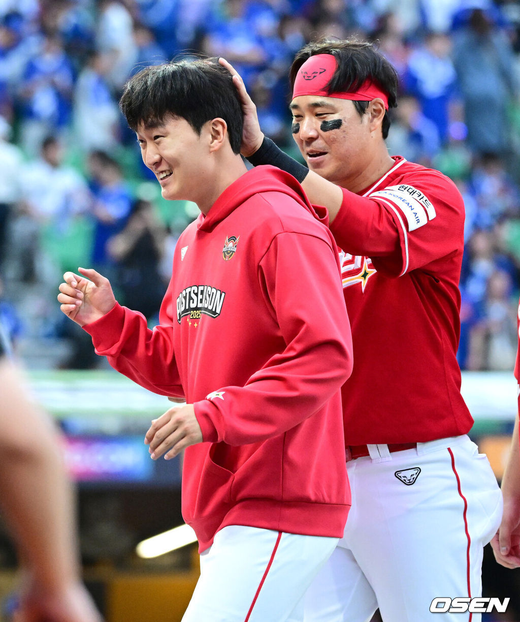 SSG 랜더스가 9회말 김성욱의 극적인 끝내기홈런을 앞세워 1차전 패배를 설욕했다.프로야구 SSG 랜더스는 11일 인천SSG랜더스필드에서 열린 2025 신한 SOL KBO 준플레이오프(5전 3선승제) 2차전에서 4-3 끝내기 승리를 거뒀다.경기를 마치초 SSG 선발 투수 김건우와 한유섬이 인사를 나누고 있다. 2025.10.11 / dreamer@osen.co.kr
