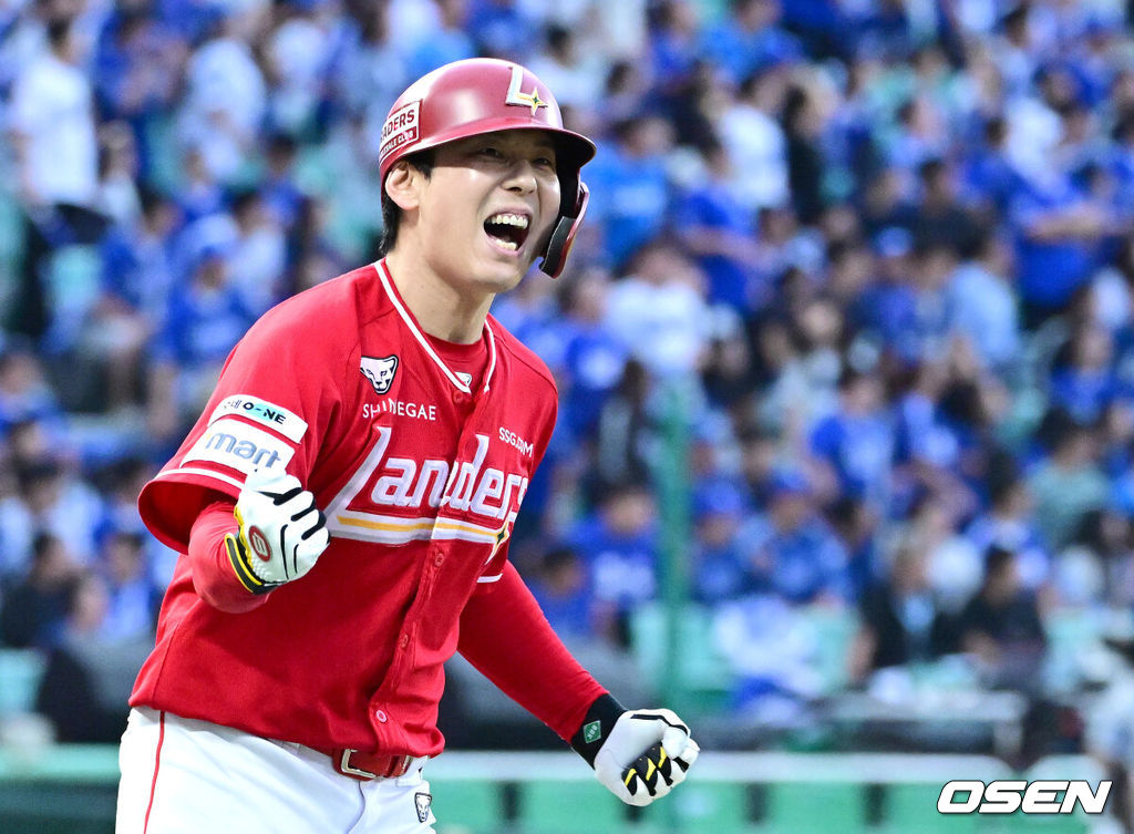 SSG 랜더스가 9회말 김성욱의 극적인 끝내기홈런을 앞세워 1차전 패배를 설욕했다.프로야구 SSG 랜더스는 11일 인천SSG랜더스필드에서 열린 2025 신한 SOL KBO 준플레이오프(5전 3선승제) 2차전에서 4-3 끝내기 승리를 거뒀다.9회말 1사 주자없는 상황 SSG 김성욱이 끝내기 좌월 솔로포를 뽑아낸 SSG 김성욱이 그라운드를 돌며 기뻐하고 있다. 2025.10.11 / dreamer@osen.co.kr