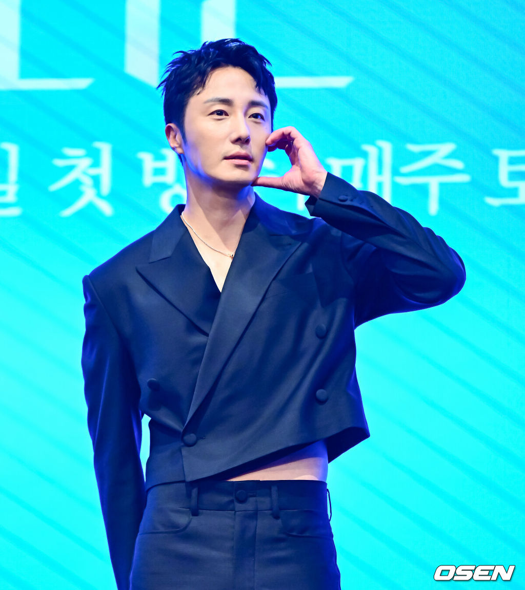 6일 오후 서울 구로구 신도림 더 세인트에서 KBS 2TV 새 주말드라마 ‘화려한 날들’ 제작발표회가 열렸다.‘화려한 날들’은 ‘인간은 누구에게나 화려한 날들이 있다. 지금이든, 과거에서든, 앞으로든. 각기 다른 의미로 만나게 되는 화려한 날들에 대한 세대 공감 가족 멜로 이야기’다. 배우 정일우가 포토타임을 하고 있다. 2025.08.06 / jpnews@osen.co.kr