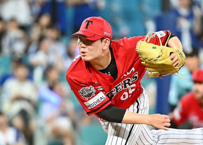 14일 대구삼성라이온즈파크에서 2025 신한 SOL 뱅크 KBO 리그 삼성 라이온즈와 KIA 타이거즈의 경기가 열렸다. 홈팀 삼성은 원태인이, 방문팀 KIA는 양현종이 선발 출전했다. KIA 타이거즈 성영탁이 역투하고 있다. 2025.08.14 / foto0307@osen.co.kr