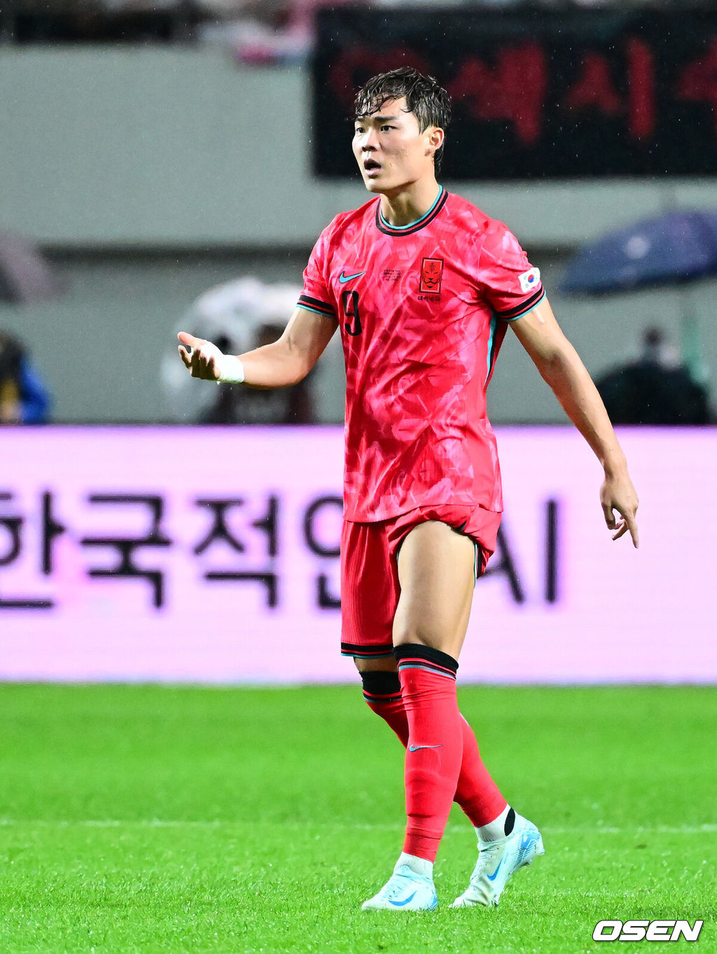 세계의 벽은 높았다. 결과는 0-5 대패였다.홍명보 감독이 이끄는 대한민국 남자 축구 국가대표팀은 10일 서울월드컵경기장에서 '세계 최강' 브라질을 상대로 A매치 평가전을 치러 이스테방(첼시)과 호드리구(레알 마드리드)에게 나란히 2골을 허용하면서 0-5로 대패했다.후반 한국 오현규가 브라질 수비수의 거친 파울에 불만을 나타내고 있다. 2025.10.10 /jpnews@osen.co.kr