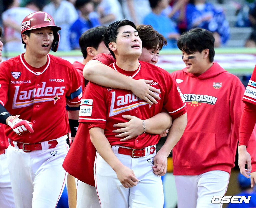 SSG 랜더스가 9회말 김성욱의 극적인 끝내기홈런을 앞세워 1차전 패배를 설욕했다. 프로야구 SSG 랜더스는 11일 인천SSG랜더스필드에서 열린 2025 신한 SOL KBO 준플레이오프(5전 3선승제) 2차전에서 4-3 끝내기 승리를 거뒀다. 경기를 마치고 승리한 SSG 조병현과 이로운이 기뻐하고 있다. 2025.10.11 / dreamer@osen.co.kr