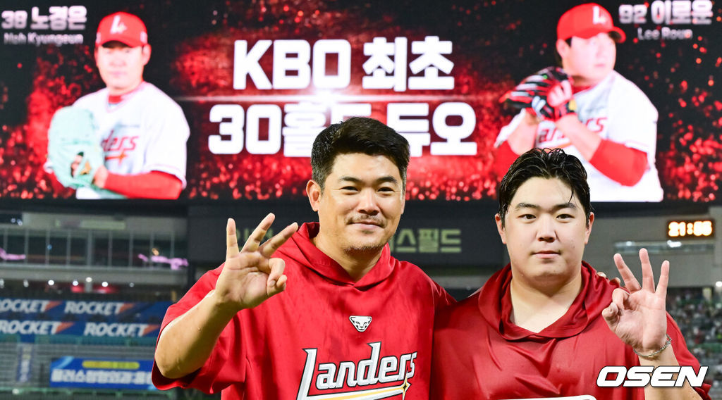[OSEN=인천, 박준형 기자 ] 프로야구 SSG 랜더스는 26일 인천 SSG랜더스필드에서 열린 ‘2025 신한은행 SOL Bank KBO리그’ KT 위즈와의 경기에서 5-2로 승리했다. 경기 종료 후 KBO 최초 30홀드 듀오 달성한 노경은과 이로운이 포즈를 취하고 있다.    2025.09.25 / soul1014@osen.co.kr