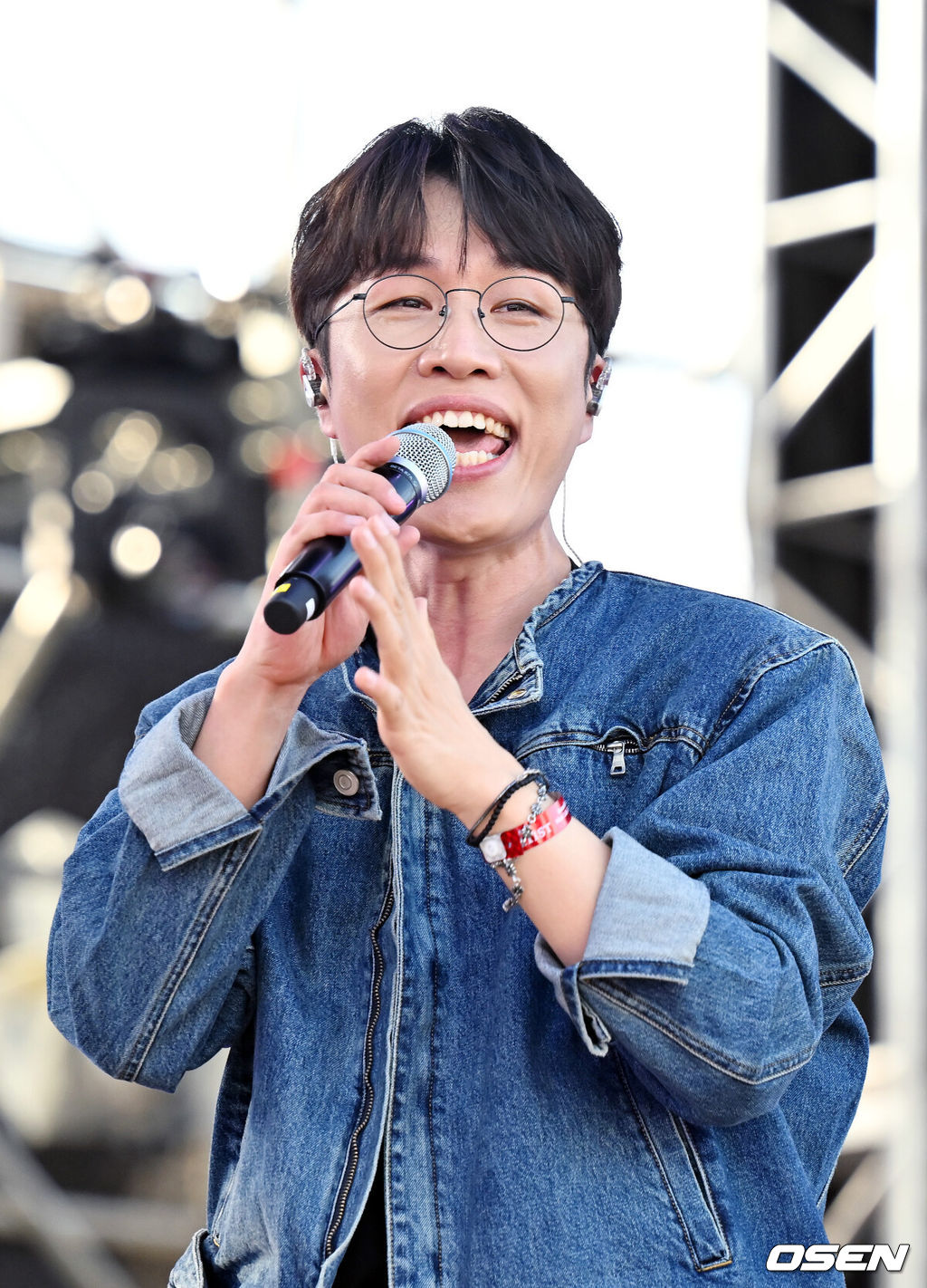 14일 서울 방이동 올림픽공원에서 국내 대표 음악 페스티벌 ‘뷰티풀 민트 라이프 2025(Beautiful Mint Life 2025, 뷰민라)’ 둘째날 공연이 펼쳐졌다.둘째날인 이날은 드래곤포니, 방예담, 소란, 정승환, 엔플라잉, 페퍼톤스, 실리카겔, 등이 무대에 오른다.소란의 고영배가 멋진 무대를 펼치고 있다.  2025.06.14 / rumi@osen.co.kr