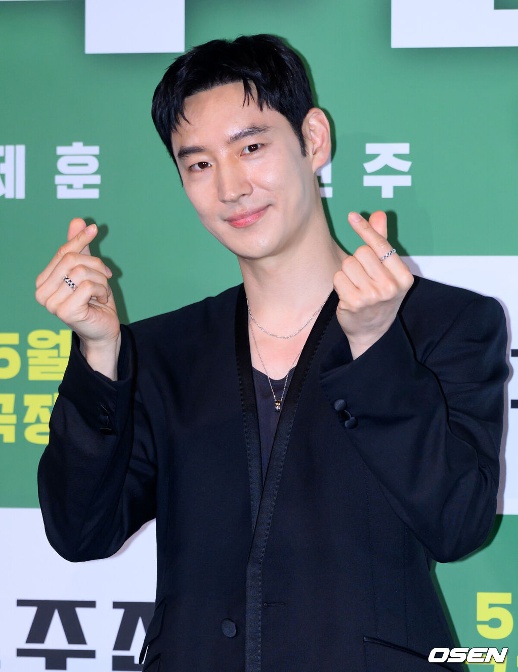 29일 오후 서울 CGV 용산아이파크몰에서 영화 '소주전쟁'(제공/배급 쇼박스, 제작 더 램프) 언론시사회가 열렸다.'소주전쟁'은 1997년 IMF 외환위기, 소주 회사가 곧 인생인 재무이사 종록과 오로지 성과만 추구하는 글로벌 투자사 직원 인범이 대한민국 국민 소주의 운명을 걸고 맞서는 이야기를 그린 영화다.배우 이제훈이 포토타임을 가지고 있다. 2025.05.29 /sunday@osen.co.kr