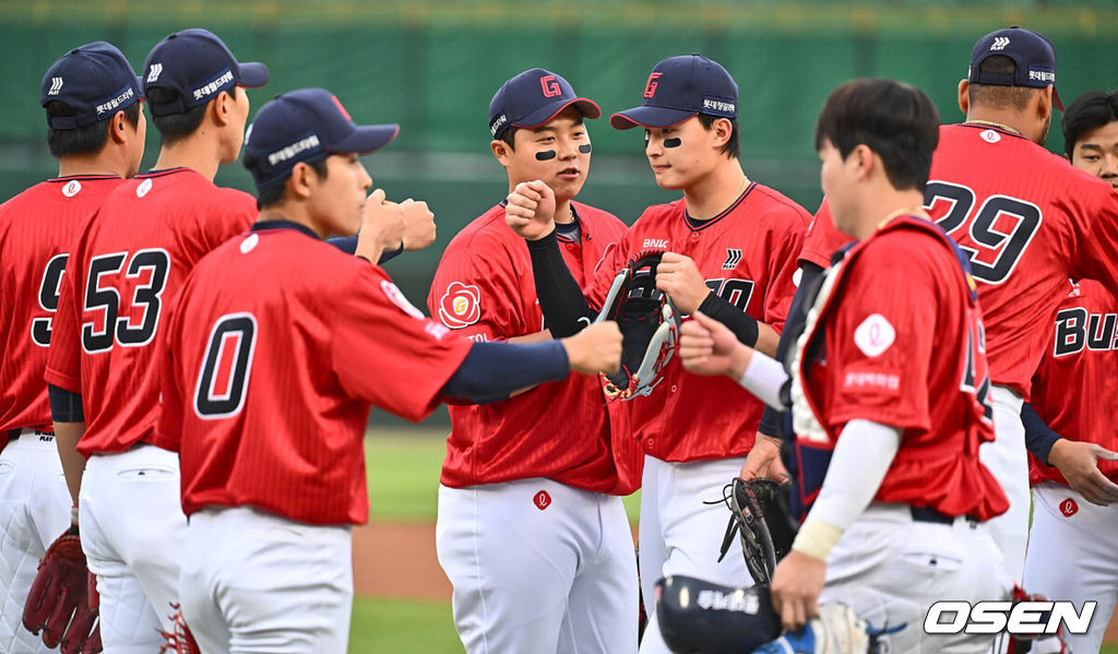 19일 부산 사직구장에서 2024 신한 SOL 뱅크 KBO 리그 롯데 자이언츠와 KT 위즈의 경기가 열렸다. 8연패를 끊고 분위기 쇄신과 함께 홈으로 돌아온 롯데는 반즈를 선발로 내세워 연승을 노리고 시즌 첫 2연승이자 위닝시리즈에 성공한 KT는 원상현을 선발로 내세웠다.롯데 자이언츠 한동희와 선수들이 경기 전 선전을 다짐하는 하이파이브를 하고 있다. 2024.04.19 / foto0307@osen.co.kr