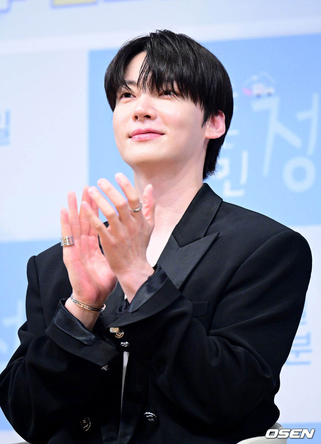 16일 오전 서울 여의도 KBS 아트홀에서 KBS 2TV 신규 예능 ‘가는정 오는정 이민정’(이하 ‘가오정’) 제작발표회가 열렸다.‘가오정’은 시골마을에 생필품을 실은 이동식 편의점을 배달하고 하룻밤을 보내며 다양한 이야기를 나눠보는 프로그램. 이민정이 메인 호스트로 나서며 붐, 안재현, 김정현, 김재원이 고정 멤버로 합류했다.배우 안재현이 인사말을 준비하고 있다. 2025.05.16 / dreamer@osen.co.kr