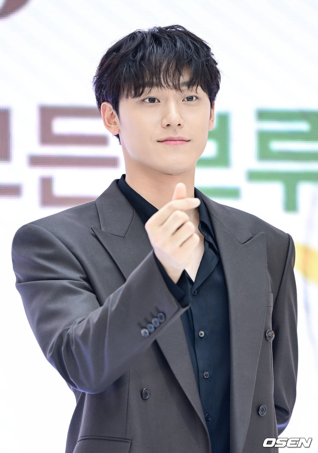 21일 오후 서울 영등포 타임스퀘어에서 ‘네스카페 돌체구스토 네오’ 신제품 국내 출시 행사가 열렸다.이날 행사에는 배우 이도현이 참석해 자리를 빛냈다.이도현이 포토타임을 하고 있다. 2025.08.21 / dreamer@osen.co.kr